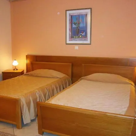 מלון Iria Beach 3*